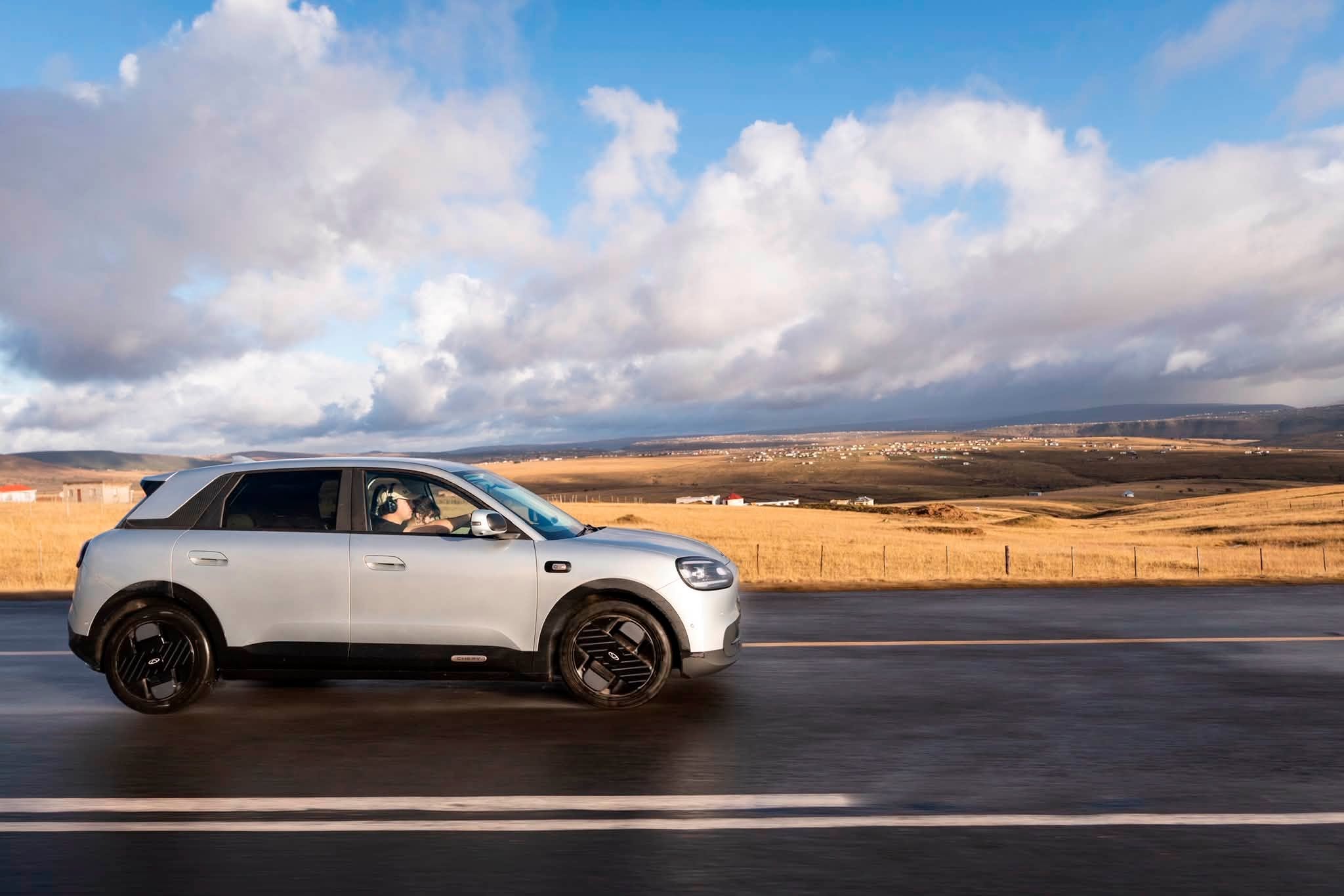 Chery Q side profile on the open road